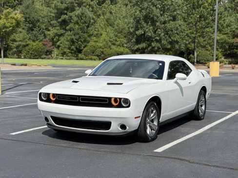 Used 2019 Dodge Challenger SXT RWD image 2