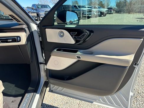 Used 2022 Lincoln Aviator Reserve w/ Equipment Group 201A AWD/4WD image 8