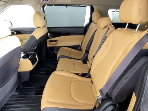 Used 2024 Kia Carnival EX image 20