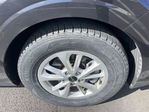 Used 2023 Kia Carnival LX image 4