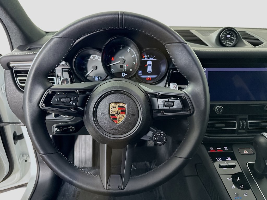 Certified 2025 Porsche Macan AWD/4WD image 12