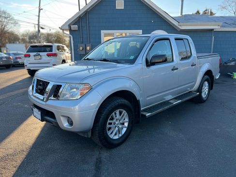 Used 2016 Nissan Frontier SV image 2