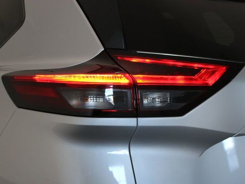 Used 2022 Nissan Rogue SV image 46