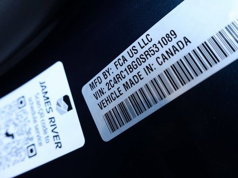 Used 2025 Chrysler Pacifica Select image 41