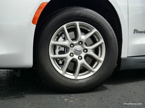 Used 2022 Chrysler Voyager LX image 23