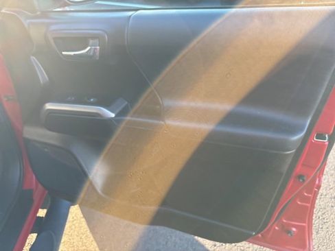 Used 2022 Toyota Tacoma Limited image 37