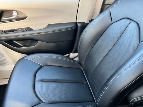 Used 2024 Chrysler Pacifica Touring-L image 29