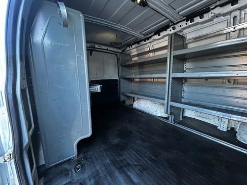 Used 2017 GMC Savana 3500 image 21