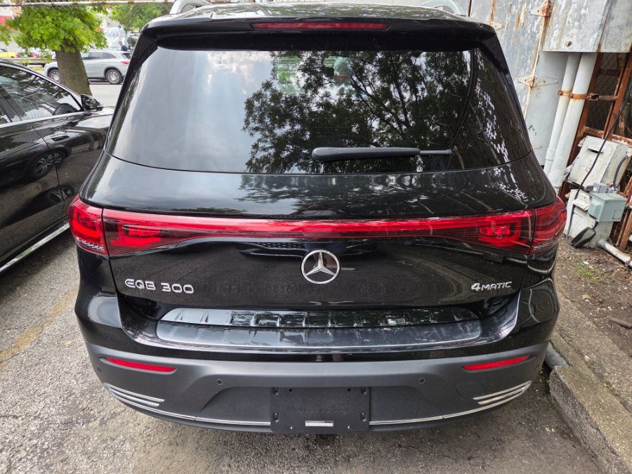 Used 2023 Mercedes-Benz EQB 300 4MATIC w/ Exclusive Package image 5