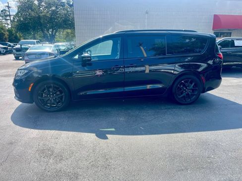 Used 2025 Chrysler Pacifica Limited FWD image 2