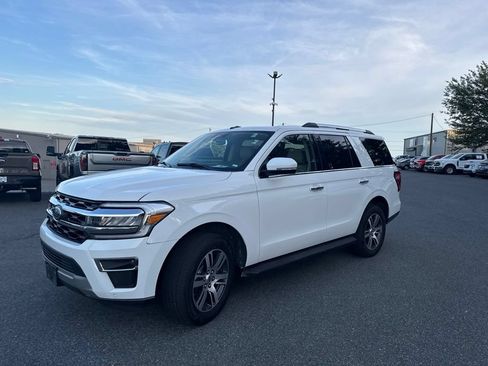 Used 2024 Ford Expedition Limited AWD/4WD image 3