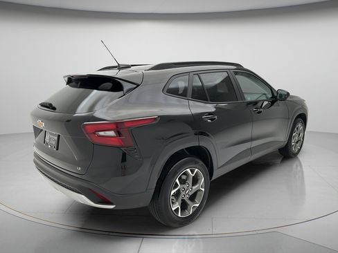 Used 2025 Chevrolet Trax LT w/ LT Convenience Package FWD image 5