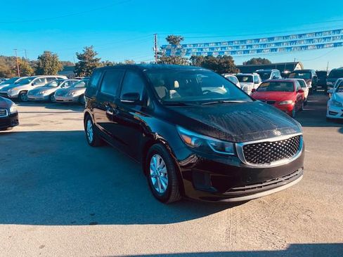 Used 2016 Kia Sedona L image 2