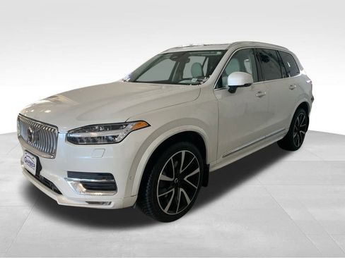 Used 2023 Volvo XC90 B6 Plus image 1