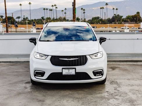 Certified 2024 Chrysler Pacifica Select image 3