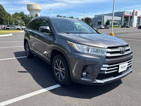 Used 2017 Toyota Highlander XLE AWD/4WD image 3