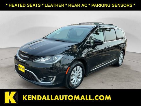 Used 2017 Chrysler Pacifica Touring-L FWD image 1