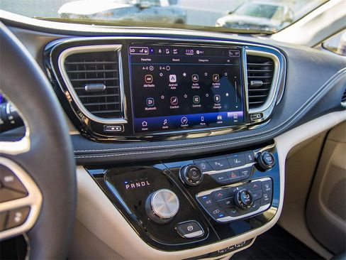 Used 2022 Chrysler Pacifica Touring-L image 31
