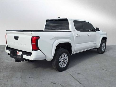 Certified 2025 Toyota Tacoma SR5 AWD/4WD image 7