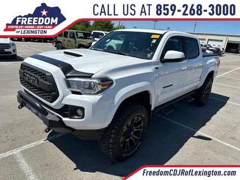 Used 2017 Toyota Tacoma TRD Sport AWD/4WD image 1