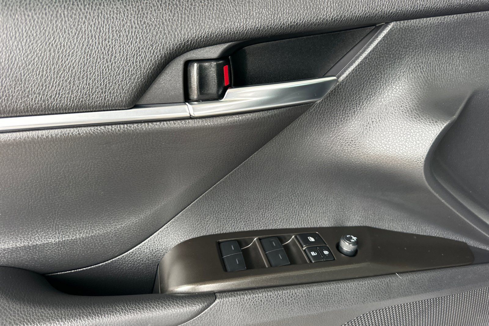 Used 2024 Toyota Camry SE FWD image 11