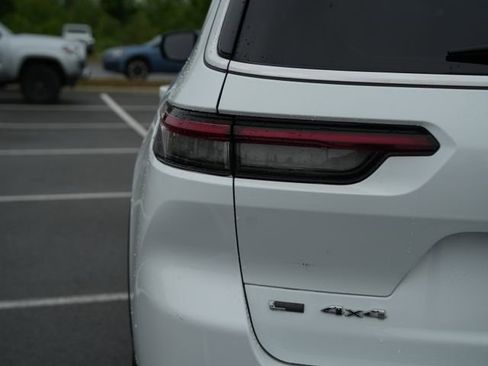 Used 2023 Jeep Grand Cherokee L Limited AWD/4WD image 41