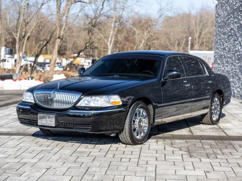Used 2009 Lincoln Town Car Signature Limited image 5