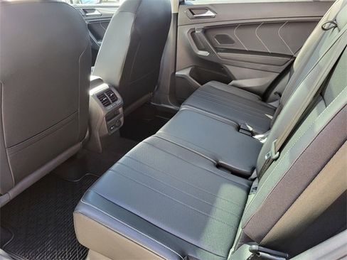 Used 2022 Volkswagen Tiguan SE w/ Panoramic Sunroof Package image 33