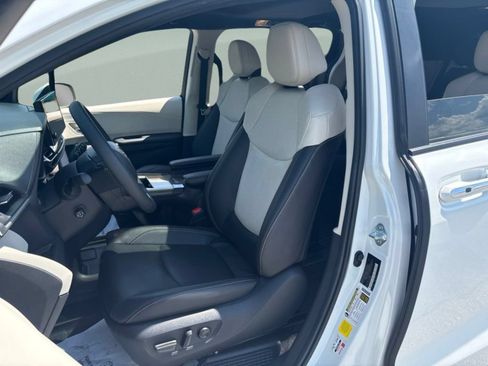 Used 2026 Toyota Sienna Platinum AWD/4WD image 19