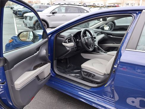 Used 2023 Toyota Camry SE image 10