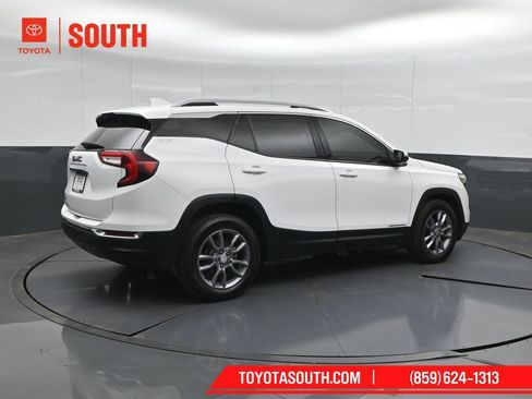 Used 2023 GMC Terrain SLT FWD image 2