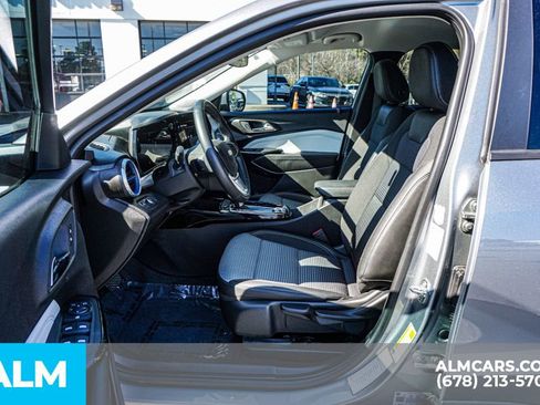 Used 2025 Chevrolet Trax LT w/ LT Convenience Package image 19