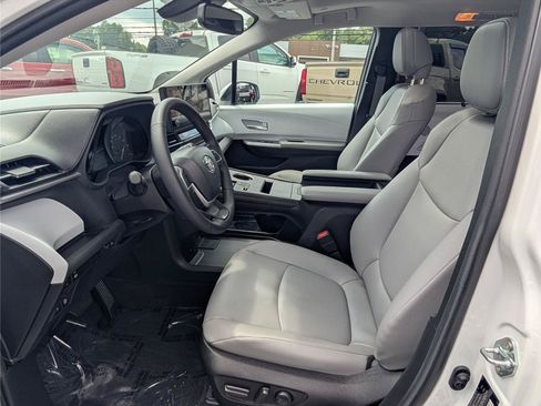 Used 2025 Toyota Sienna XLE AWD/4WD image 20