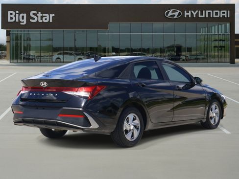 Used 2025 Hyundai Elantra SE FWD image 4