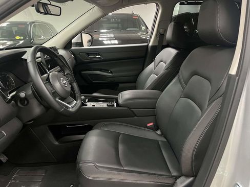 Used 2025 Nissan Pathfinder SL AWD/4WD image 17