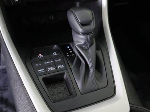 Used 2025 Toyota RAV4 LE AWD/4WD image 16