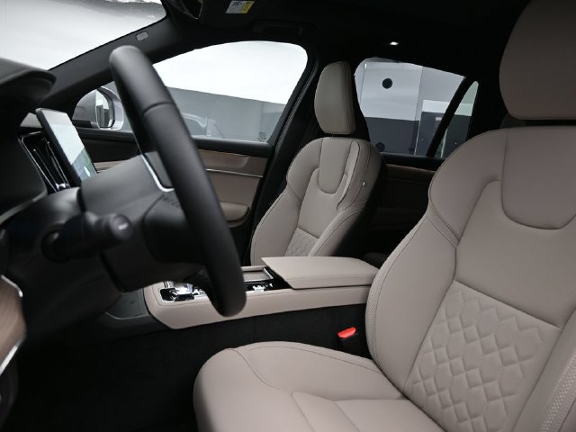 New 2026 Volvo XC90 T8 Plus w/ Protection Package Premier AWD/4WD image 10