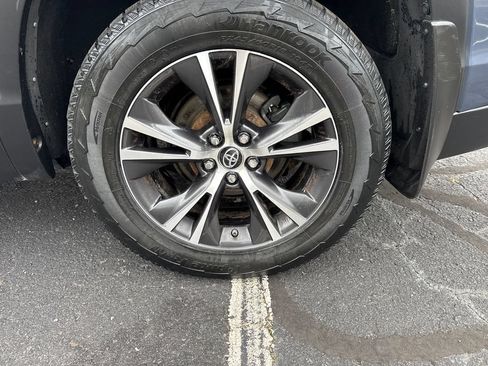 Used 2019 Toyota Highlander LE AWD/4WD image 13