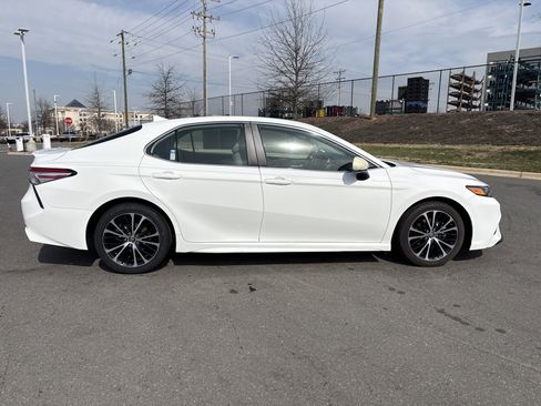 Used 2020 Toyota Camry SE image 10