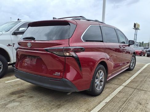 Certified 2023 Toyota Sienna XLE FWD image 6