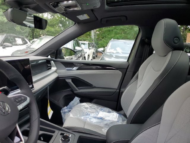 New 2026 Volkswagen Tiguan SE R-Line FWD image 17