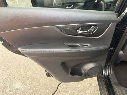 Used 2017 Nissan Rogue SV image 28