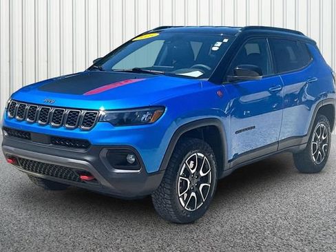 Used 2025 Jeep Compass Trailhawk AWD/4WD image 2