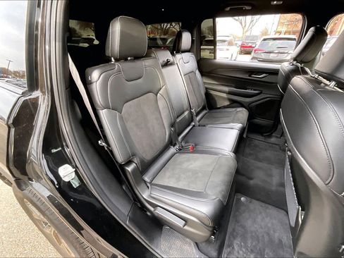 Used 2025 Jeep Grand Cherokee L Altitude image 18