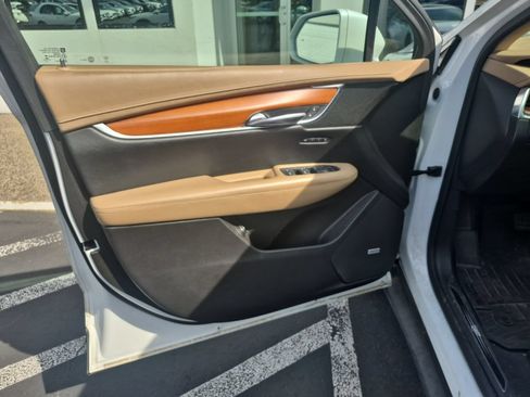 Used 2017 Cadillac XT5 Platinum w/ Driver Assist Package AWD/4WD image 6