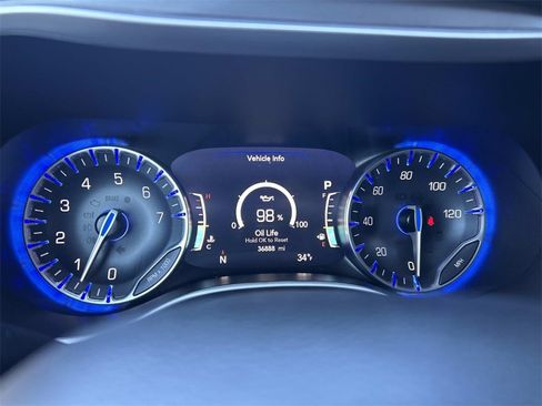 Used 2024 Chrysler Pacifica Touring-L image 27