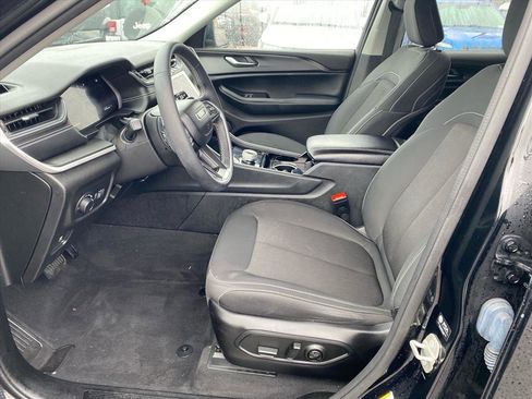 Used 2023 Jeep Grand Cherokee Laredo image 9