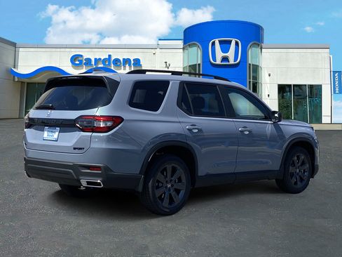 Used 2025 Honda Pilot Sport image 6