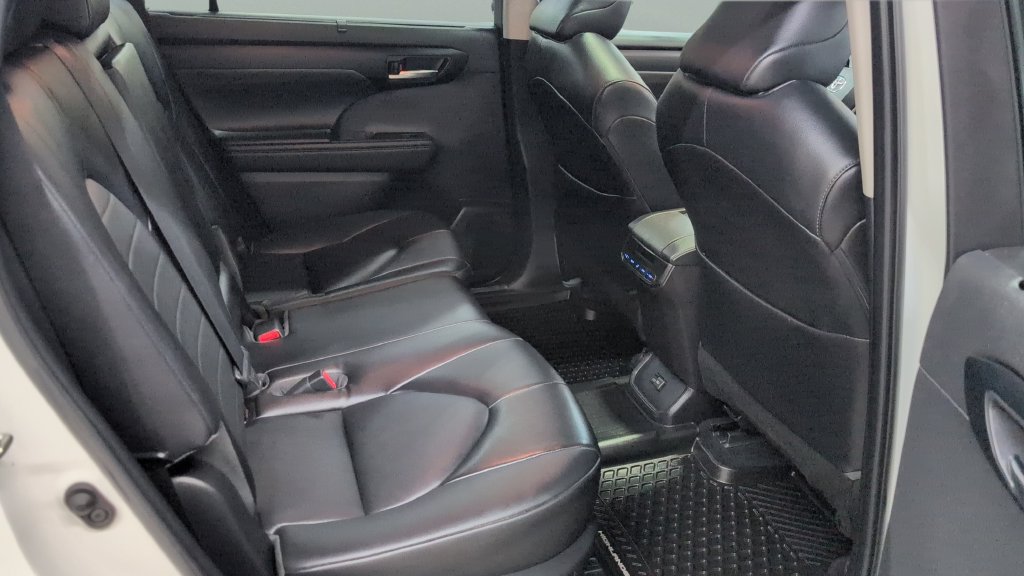 Used 2022 Toyota Highlander XLE AWD/4WD image 24