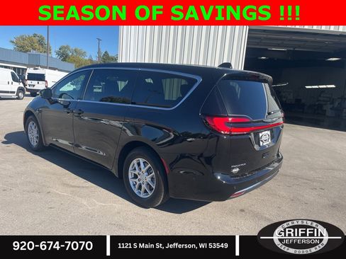 Used 2025 Chrysler Pacifica Select image 3